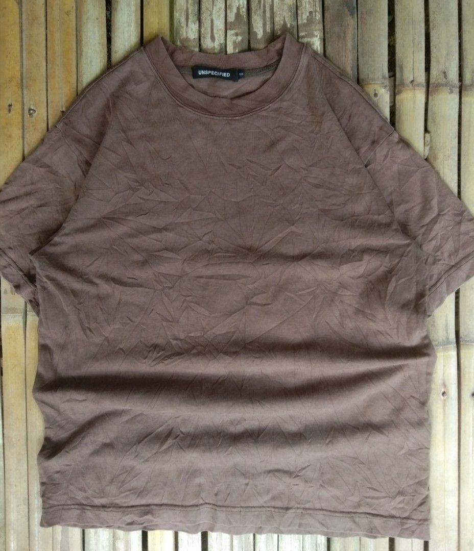 Unspecified choco brown tee (Category: Tshirts & Polo Shirts ) located in Aloran. Submitted by ingsikthrifting (Listing ID 1460932304, Image 1). Description: Unspecified choco brown tee Very excellent condition No issue just need wash Thick cotton/semi heavy Color rate 9.8/10 Width 21 Length 27.
