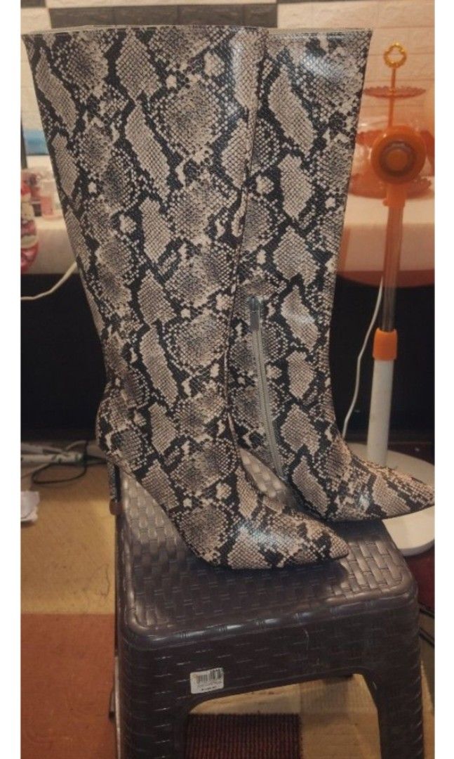US/CA Size 10 Shoes - EU 41 (Category: Boots) located in Manila. Submitted by fasyonada (Listing ID 1461103242, Image 1). Description: - US/CA Size: 10 - EU Size: 41 - Also fits MX/JP/ECU 27, BR 39, UK 8, KR/CN 270(1.5) - Please check the size chart in the photos for detailed conversion. - Feel free to ask any questions!.