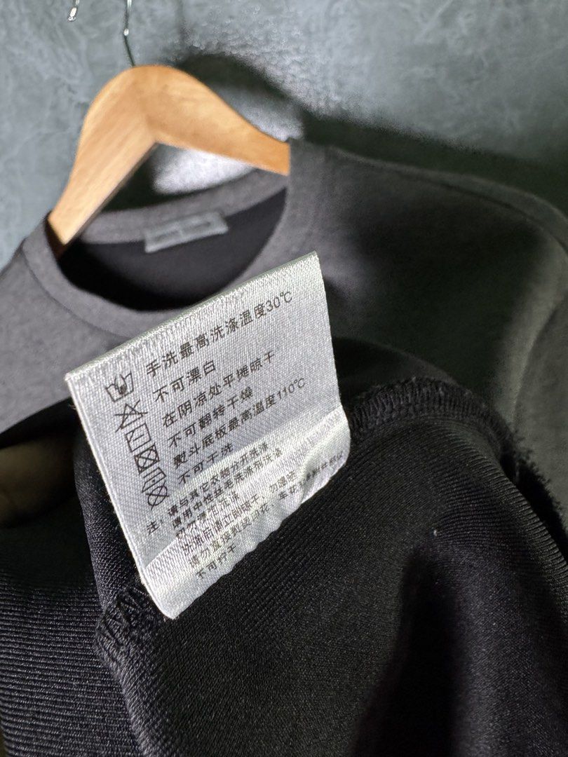 Valentino (Category: Coats, Jackets and Outerwear) located in La Trinidad. Submitted by kodspogi (Listing ID 1460961410, Image 3). Description: Valentino 22.5/27 : L-XL Excellent Complete tags .