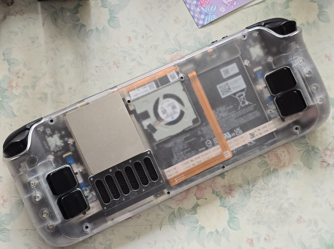 Valve Steamdeck LCD, 2TB, not OLED （分類：桌上電腦）位於 Hong Kong。 由 hkchick01 提交（商品編號 1461076517，圖片 1）。簡介： upgrade 左去 2TB SN740 SSD. 電池健康度 100%. 換左透明蓋. 淨機身, 可以用手機 PD USBC charger.。