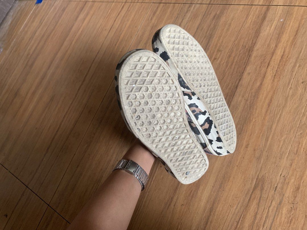 Vans classic slip-on (Leopard / Camo print) (Category: Announcements) located in Manila. Submitted by nikwieue (Listing ID 1460946015, Image 3). Description: US men 4.0 US women 5.5 cm. 22.0.