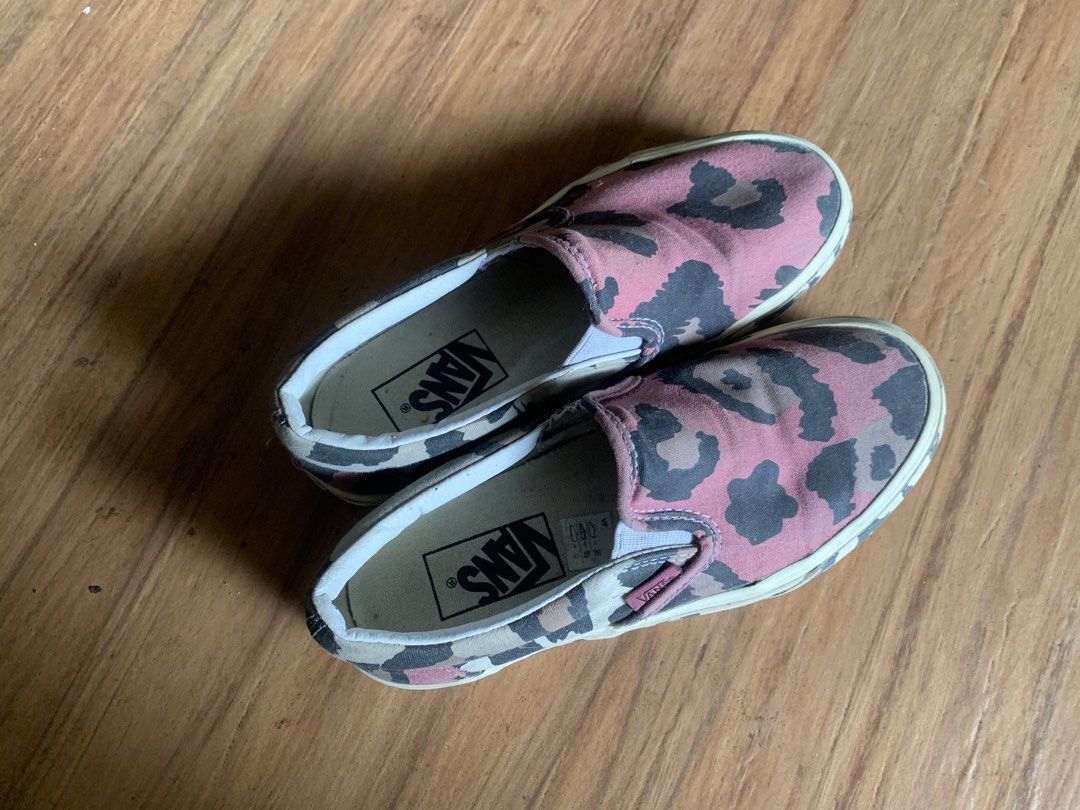 Vans classic slip-on (Leopard / Camo print) (Category: Announcements) located in Manila. Submitted by nikwieue (Listing ID 1460946015, Image 2). Description: US men 4.0 US women 5.5 cm. 22.0.