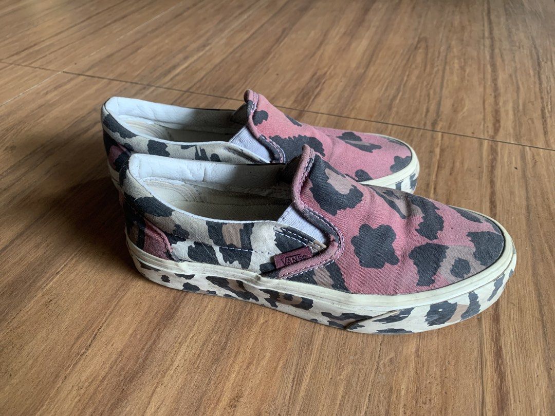 Vans classic slip-on (Leopard / Camo print) (Category: Announcements) located in Manila. Submitted by nikwieue (Listing ID 1460946015, Image 1). Description: US men 4.0 US women 5.5 cm. 22.0.