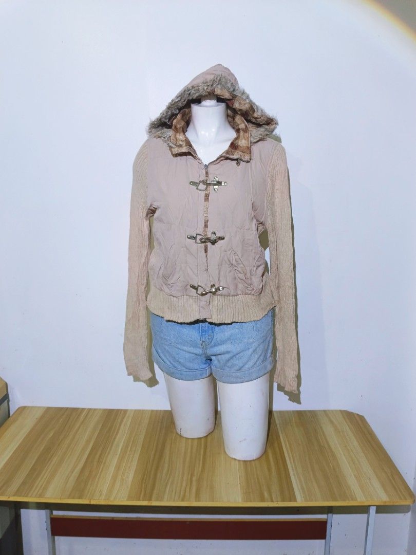 VINTAGE Glimmer Hooded Jacket with Toggle Closures (Category: Luxury Apparel) located in Bayambang. Submitted by meowww1819 (Listing ID 1461076887, Image 2). Description: - Beige and tan hooded jacket - Features toggle closures - Cozy plaid lining - Knit sleeves - Estimated size S-M - Perfect for layering.