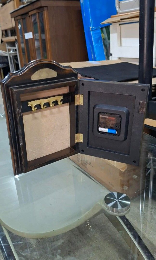 Vintage Japan Wall Clock with Key Holder (Category: Clocks) located in San Fernando. Submitted by shekinahglorysurplus (Listing ID 1461020933, Image 1). Description: JAPAN MADE🇯🇵🇯🇵🇯🇵 WOOD BODY sa loob gold Key Holder 4 pcs hook sa loob varnishan lang super good as new na ‼️price ko 500 lang may vintage wallclock kana may secret key holder pa hehe‼️ loc- San Fernando Pampanga pwd meet up, delivery if malayo j&t with box and triple bubblewrap