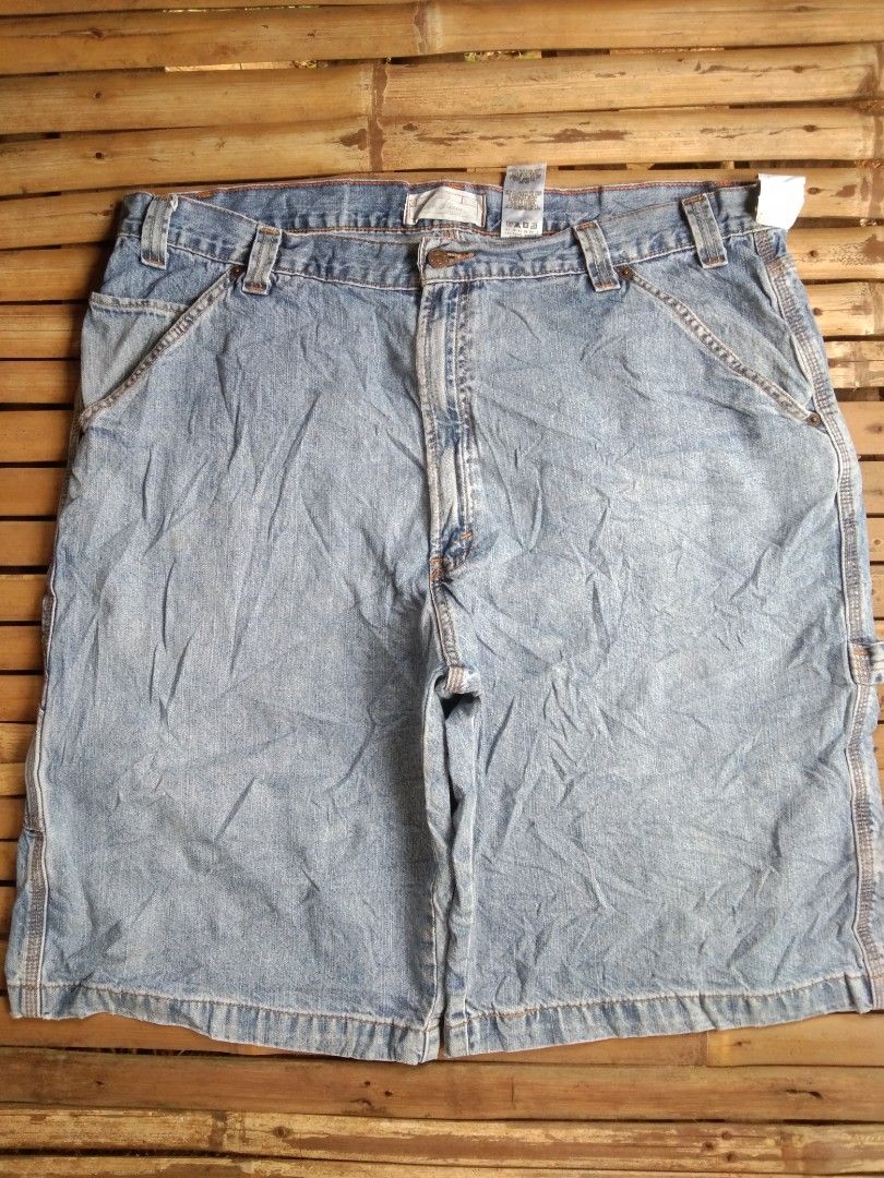 Vintage Levis carpenter jorts (2004) (Category: Shorts) located in Aloran. Submitted by ingsikthrifting (Listing ID 1460928294, Image 1). Description: Very excellent condition No issue just need wash Waistline 40 Length 27 Thighs 15 Hem 13.