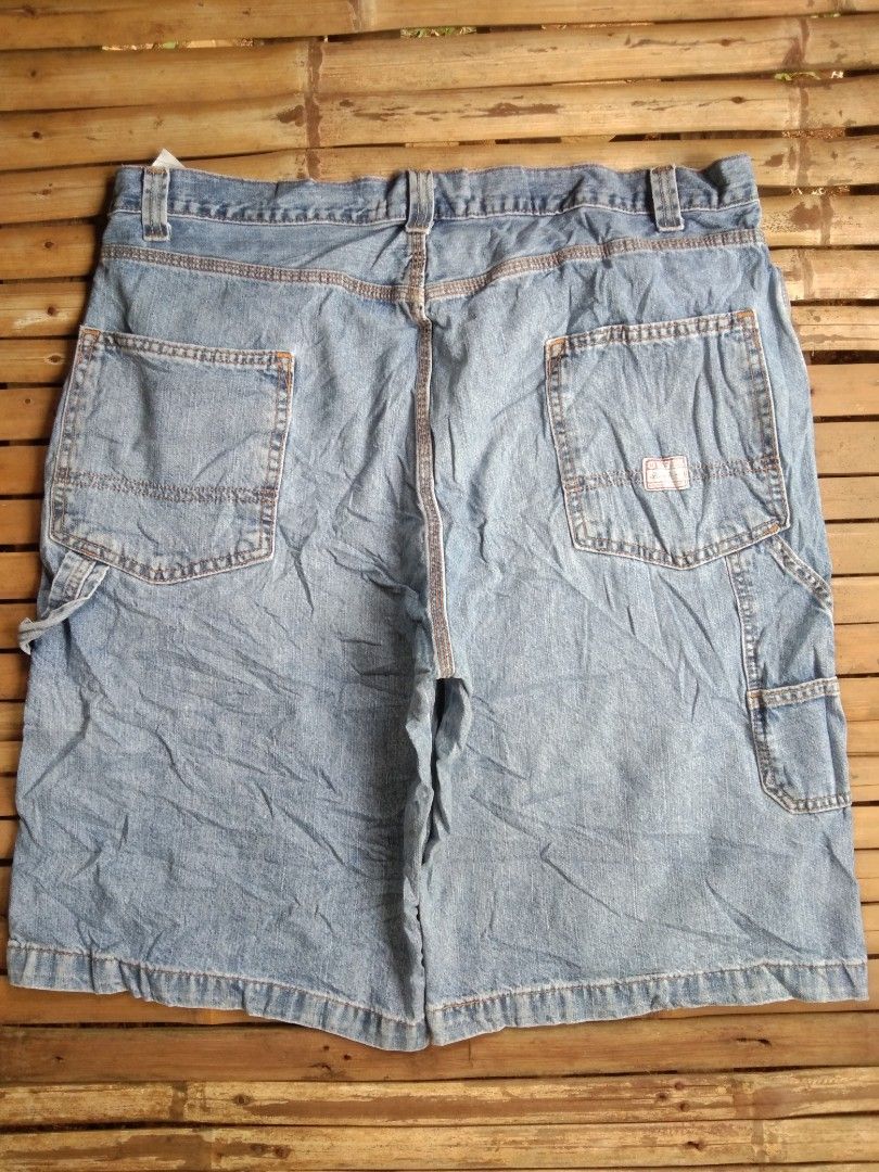 Vintage Levis carpenter jorts (2004) (Category: Shorts) located in Aloran. Submitted by ingsikthrifting (Listing ID 1460928294, Image 2). Description: Very excellent condition No issue just need wash Waistline 40 Length 27 Thighs 15 Hem 13.