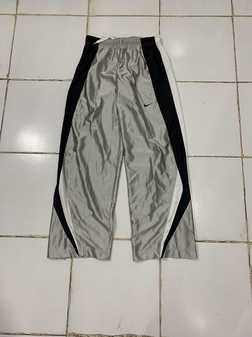 VINTAGE NIKE PANTS (Category: Trousers) located in Bacolod City. Submitted by jmthrift28 (Listing ID 1461094875, Image 1). Description: .