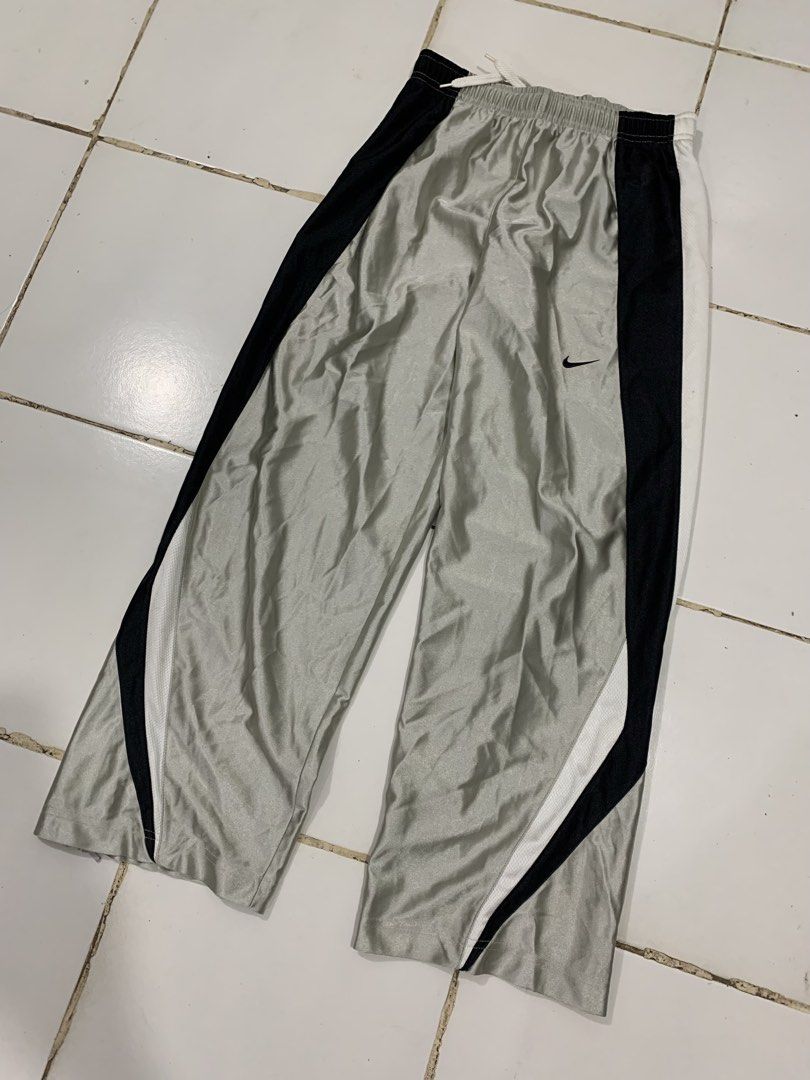 VINTAGE NIKE PANTS (Category: Trousers) located in Bacolod City. Submitted by jmthrift28 (Listing ID 1461094875, Image 2). Description: .