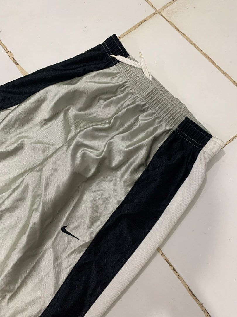 VINTAGE NIKE PANTS (Category: Trousers) located in Bacolod City. Submitted by jmthrift28 (Listing ID 1461094875, Image 3). Description: .