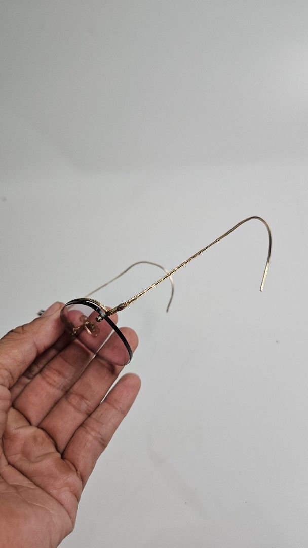 Vintage shuron 12k gf Rimless Glasses (Category: Sunglasses & Eyewear) located in Alfonso. Submitted by jbcamet (Listing ID 1461037689, Image 2). Description: - Vintage rimless glasses - 12K gold-filled frame - Unique and classic design - Clear lenses with a slight tint - Lightweight and comfortable - Ideal for collectors or retro fashion enthusiasts.