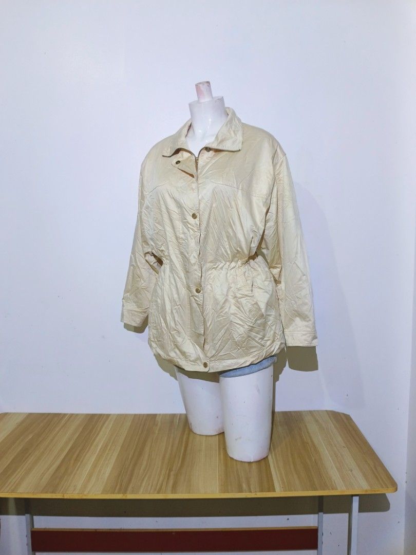 VINTAGE Slazenger Beige Jacket - Size Large (Category: Luxury Apparel) located in Bayambang. Submitted by meowww1819 (Listing ID 1461078023, Image 2). Description: - Slazenger beige jacket - Size: Large - Drawstring waist for adjustable fit - Button and zip closure - Two front pockets - Ideal for casual wear and layering.