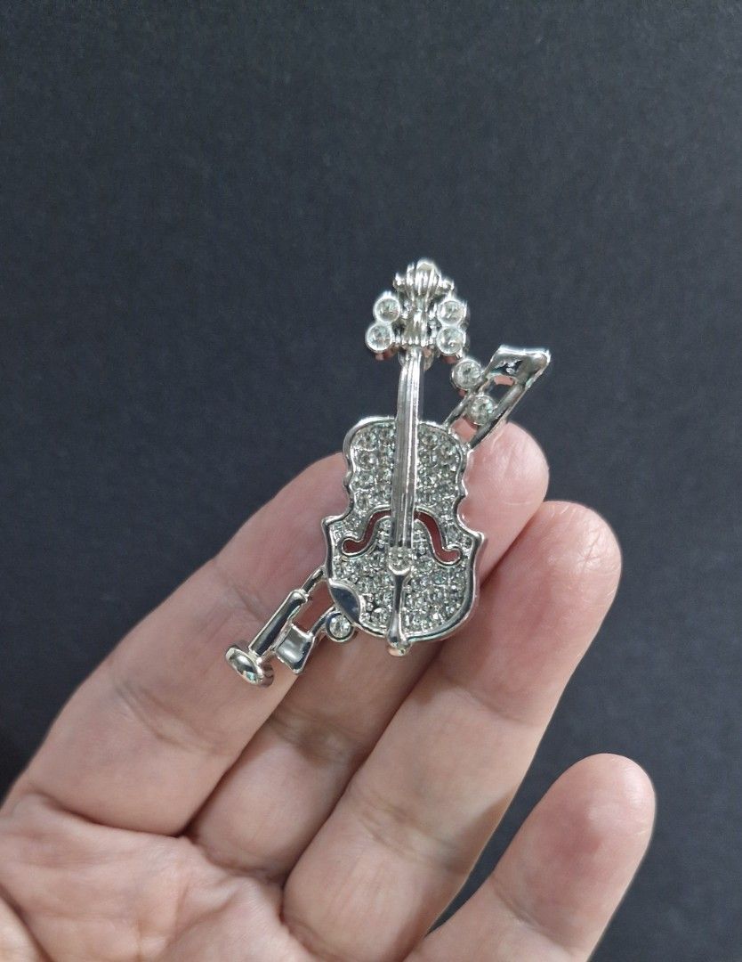 Violin Brooch (Category: Brooches) located in Taguig. Submitted by mommaschoice (Listing ID 1461059464, Image 2). Description: Brand New Unisex use Beautifully crafted design Materials : Alloy & White Rhinestones Ships nationwide.