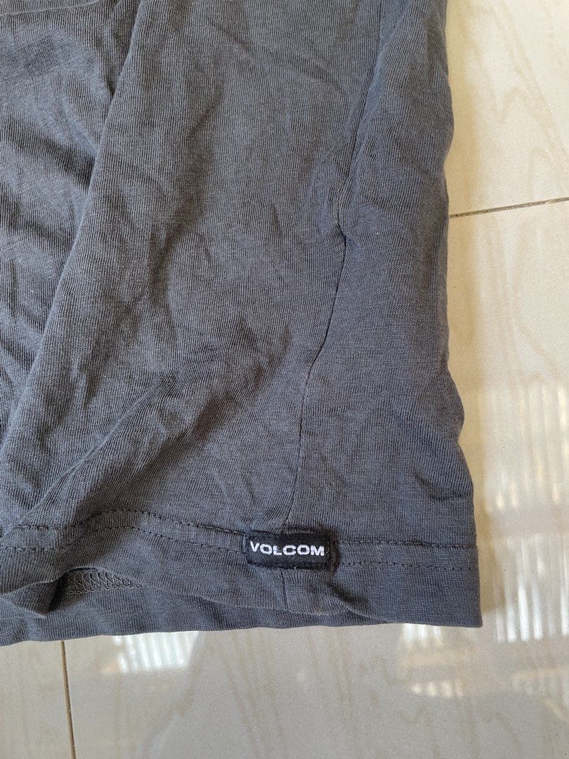 Volcom (Category: Tshirts & Polo Shirts ) located in Zamboanga. Submitted by guthens (Listing ID 1461002491, Image 3). Description: Condition- excellent Issue- none Color rate- 9.9/10 Measurement- 23x29.
