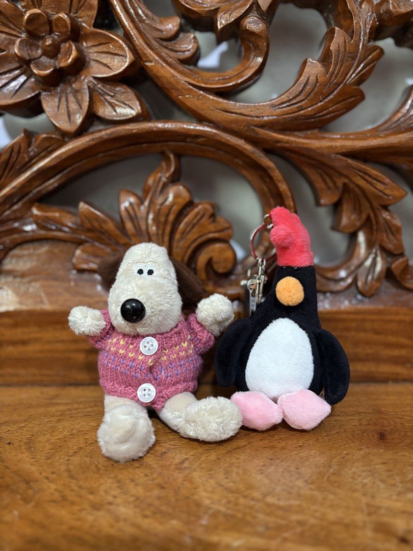 Wallace & Gromit: Gromit and Feathers Charm (Category: Character Goods) located in Quezon City. Submitted by rxyel (Listing ID 1461074504, Image 1). Description: -Feathers - with etiketa .