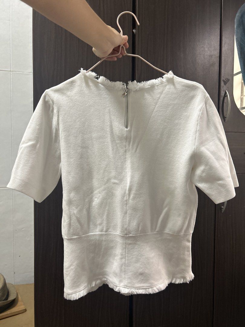 White Cropped Top with Frayed Hem (Category: Sleeveless) located in Manila. Submitted by silverhawk.069da5 (Listing ID 1460951188, Image 2). Description: - White cropped top - Short sleeves - Frayed hem and neckline detail - Zipper closure at the back - Estimated size S or M - Ideal for casual wear.