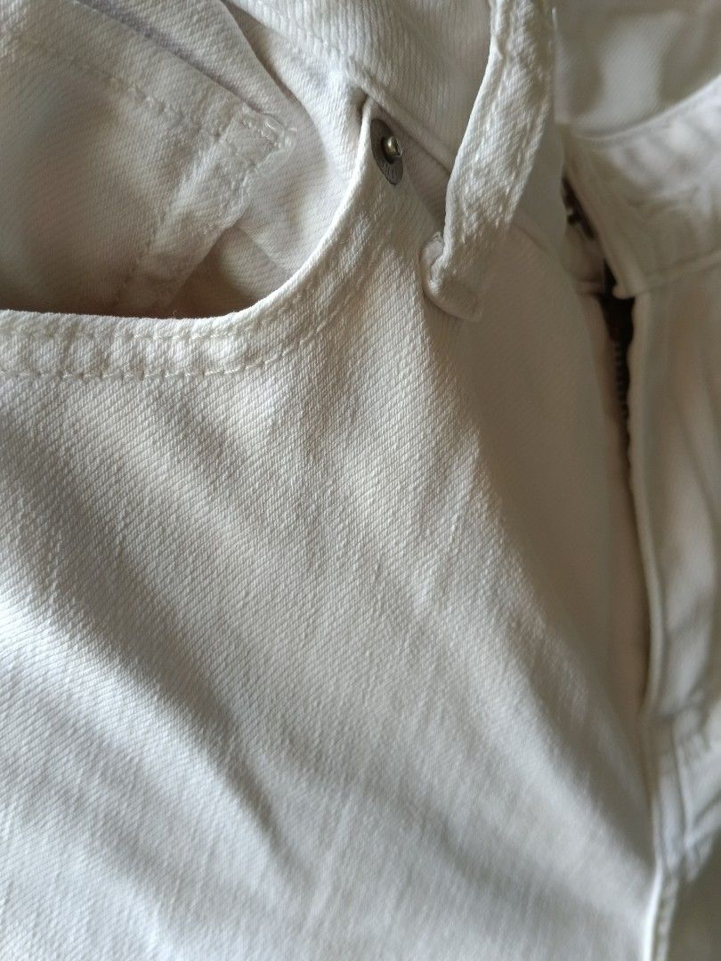 White denim (Category: Jeans) located in Las Pinas. Submitted by erikashoppe (Listing ID 1460968853, Image 2). Description: waist sz 28in length 36in.