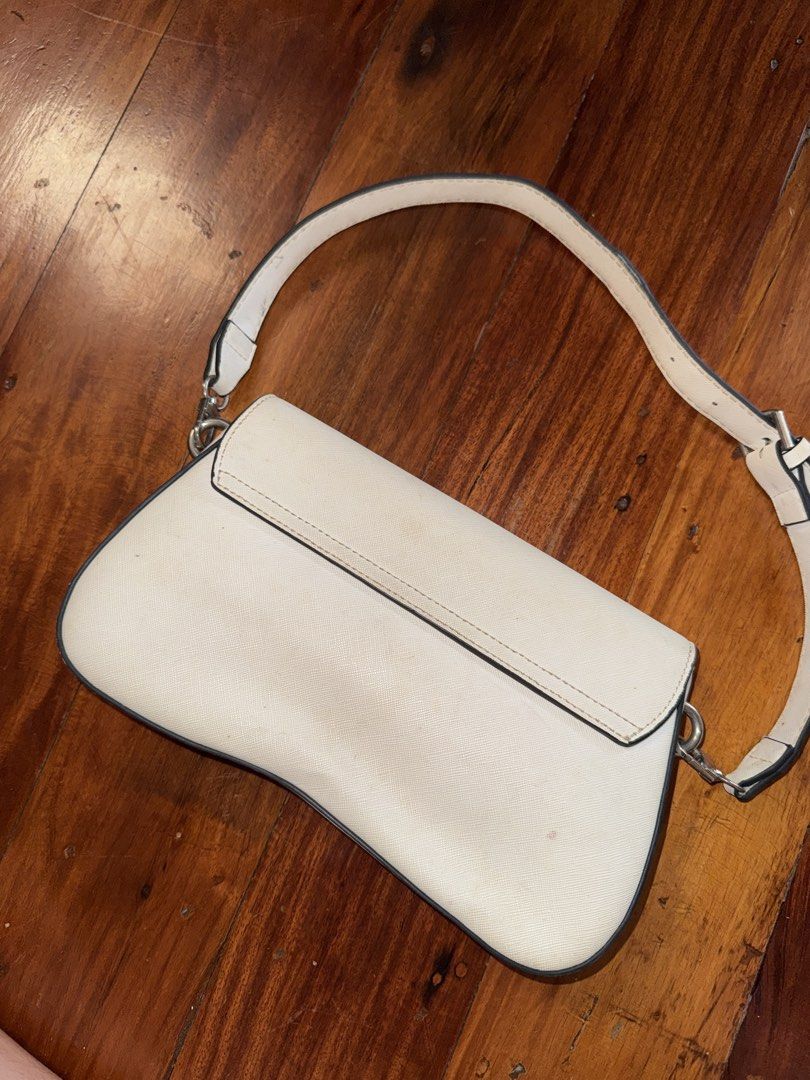 White Guess Shoulder Bag (Category: Shoulder Bags) located in Angeles City. Submitted by inahaldrienne (Listing ID 1460988950, Image 2). Description: - White Guess shoulder bag - Flap closure with magnetic snap - Interior zippered compartment and slip pockets - Minor marks on exterior and interior lining - Adjustable strap - Ideal size for everyday essentials.