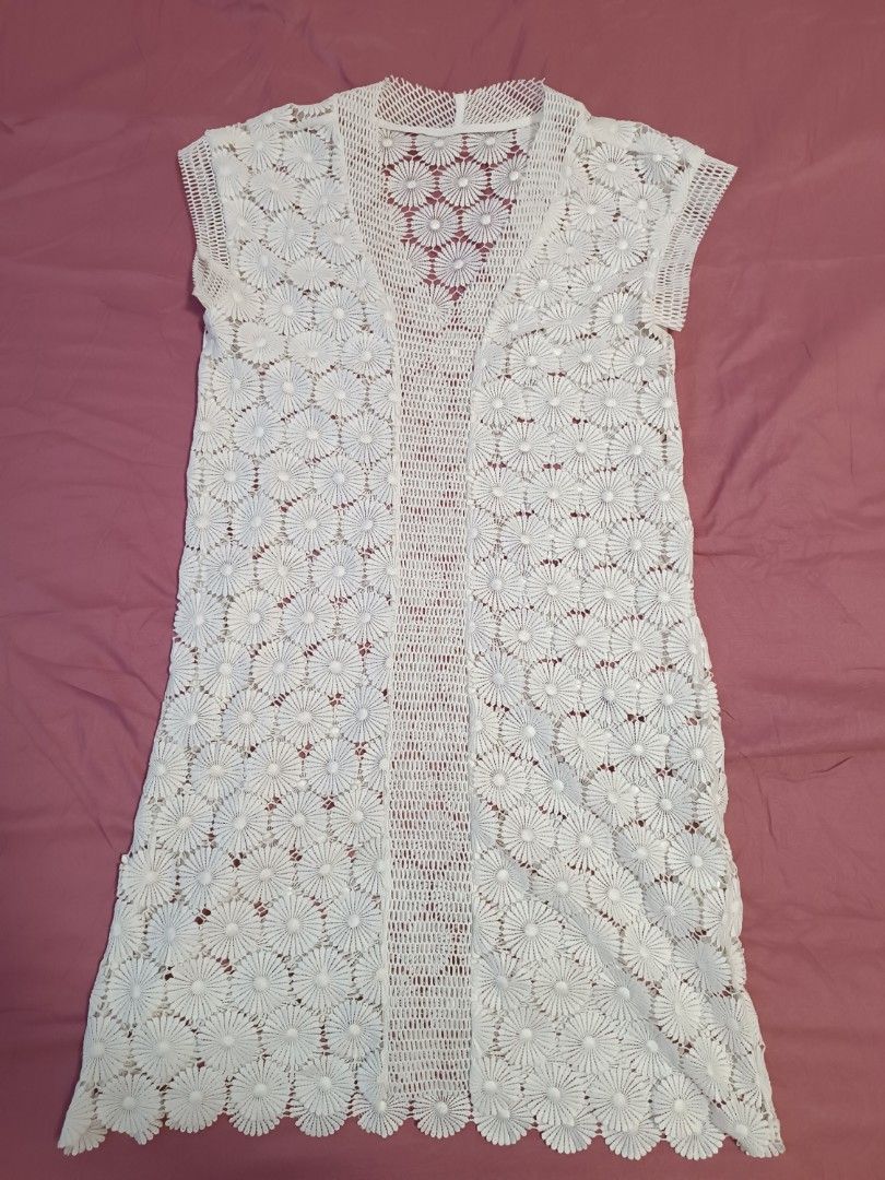White long beach cover up with floral pattern (Category: Coats, Jackets and Outerwear) located in Tagbilaran City. Submitted by bubblesxxx (Listing ID 1460944321, Image 1). Description: - Beautiful all-over daisy pattern - Short sleeves - Perfect as a summer beach/resort cover-up over swimwear or for layering over any outfit - See photos for the measurements .