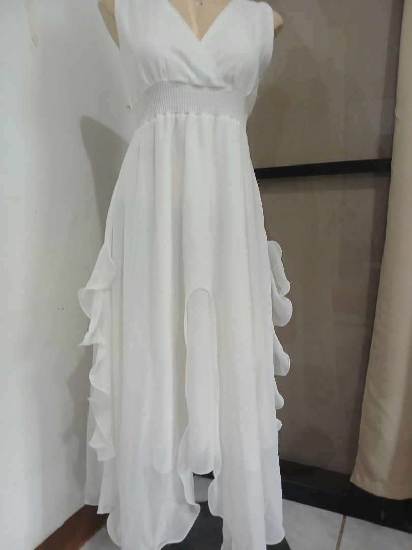 White long dress (Category: Dresses) located in Abucay. Submitted by mimasshop (Listing ID 1461114470, Image 2). Description: .