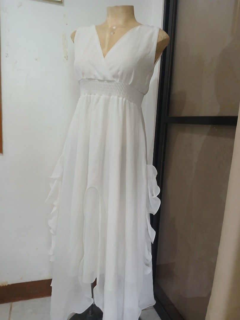 White long dress (Category: Dresses) located in Abucay. Submitted by mimasshop (Listing ID 1461114470, Image 3). Description: .