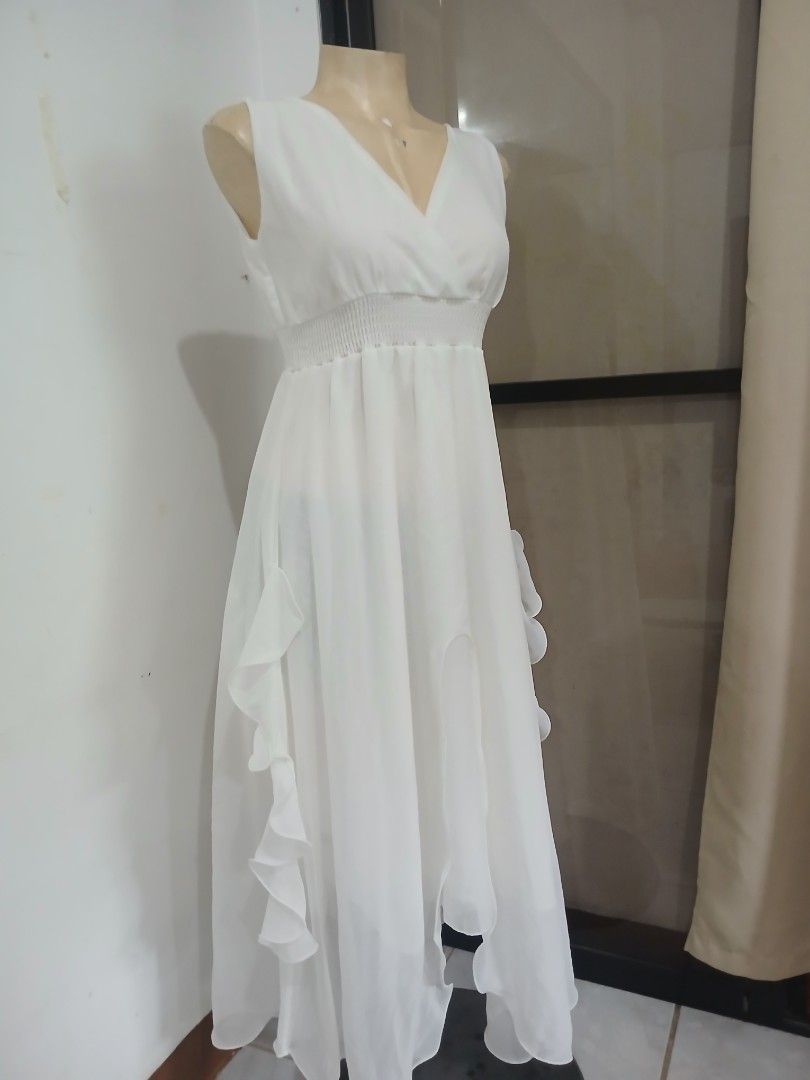 White long dress (Category: Dresses) located in Abucay. Submitted by mimasshop (Listing ID 1461114470, Image 1). Description: .