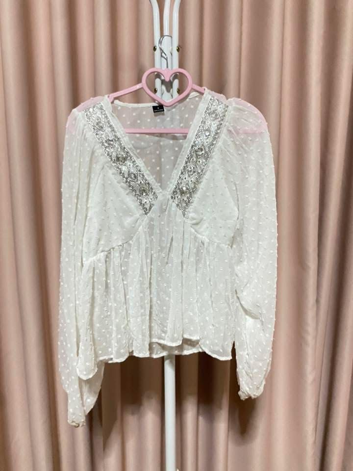 white longsleeve top (Category: Longsleeves) located in Manila. Submitted by maggielindemann (Listing ID 1461069643, Image 1). Description: size s-m used once.
