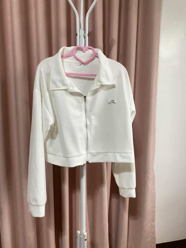 white longsleeve zip up top (Category: Longsleeves) located in Manila. Submitted by maggielindemann (Listing ID 1461110240, Image 1). Description: size s-m .