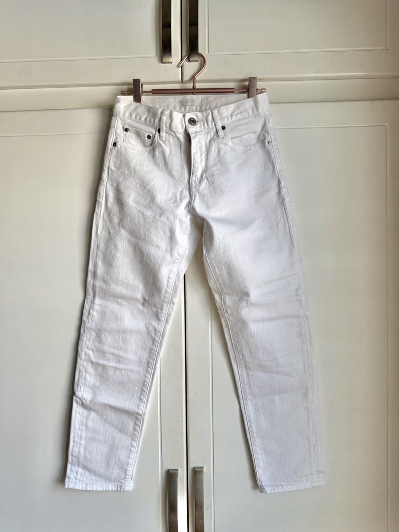 White mom jeans (Category: Jeans) located in Malolos. Submitted by xoxoche_n (Listing ID 1460980113, Image 2). Description: Fits 24-26" waistline Super flattering ng fit!! One of my favorites!! RFS: doesn't fit me anymore cos naggain ako ng weight 🥲 Bought for 2k .