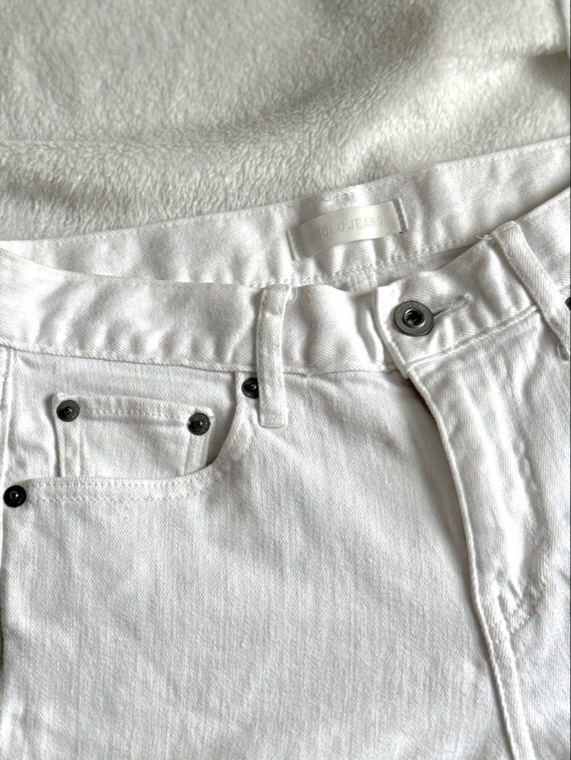 White mom jeans (Category: Jeans) located in Malolos. Submitted by xoxoche_n (Listing ID 1460980113, Image 1). Description: Fits 24-26" waistline Super flattering ng fit!! One of my favorites!! RFS: doesn't fit me anymore cos naggain ako ng weight 🥲 Bought for 2k .
