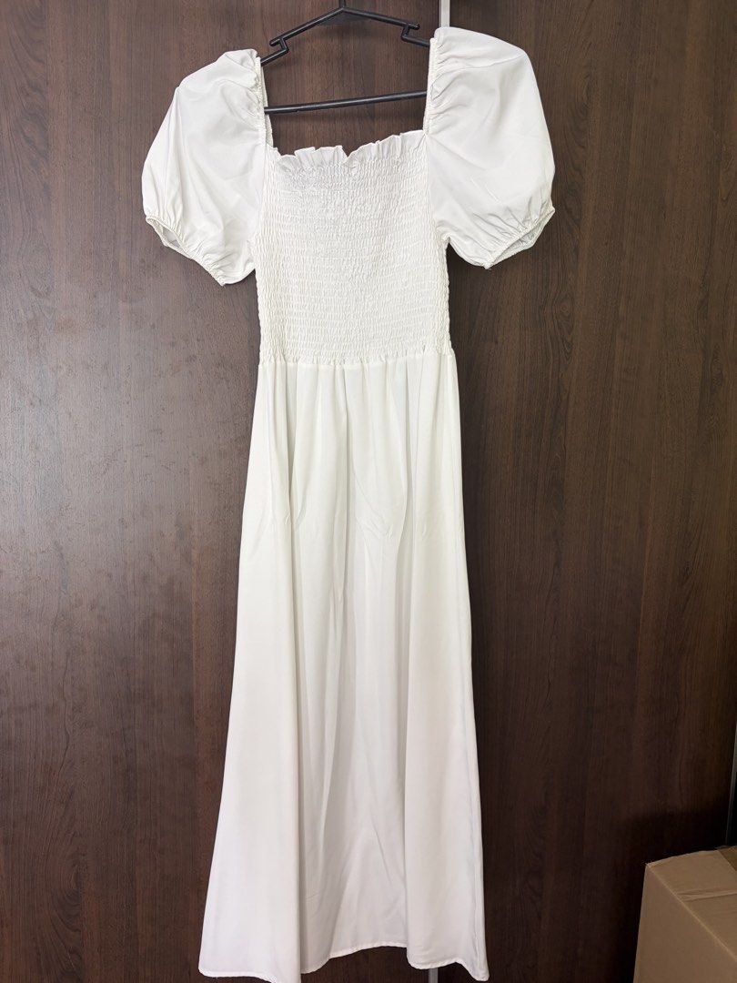 White puff sleeve dress (Category: Dresses) located in Manila. Submitted by thebookclubz (Listing ID 1461032778, Image 1). Description: .
