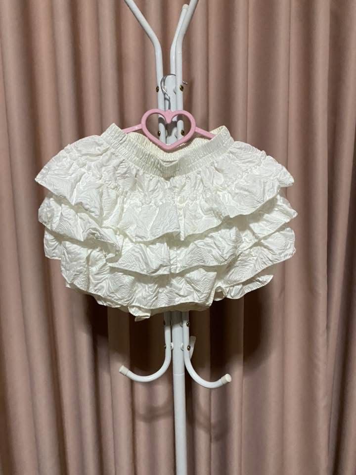 white ruffled shorts (Category: Shorts) located in Manila. Submitted by maggielindemann (Listing ID 1461070275, Image 1). Description: so cute, used once.