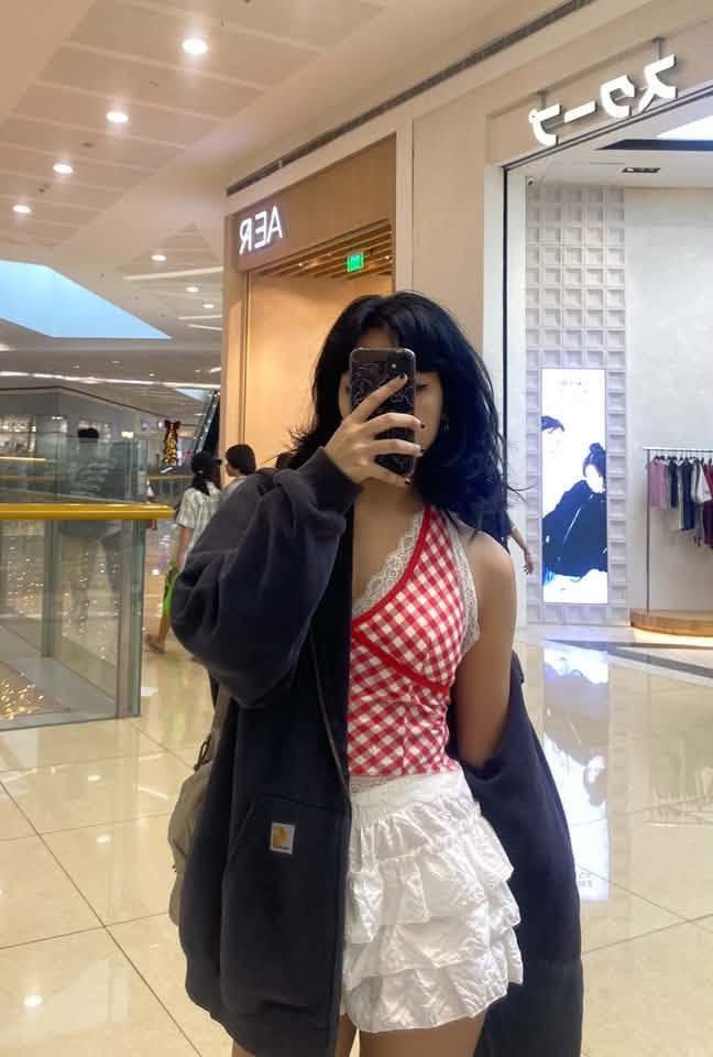 white ruffled shorts (Category: Shorts) located in Manila. Submitted by maggielindemann (Listing ID 1461070275, Image 2). Description: so cute, used once.