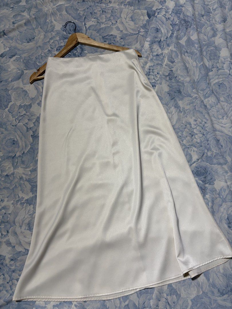 White Satin Midi Skirt SIZE M 27-28 (Category: Skirts) located in Bulacan. Submitted by mwyouimwnz (Listing ID 1461052631, Image 1). Description: - Flowy white satin midi skirt .