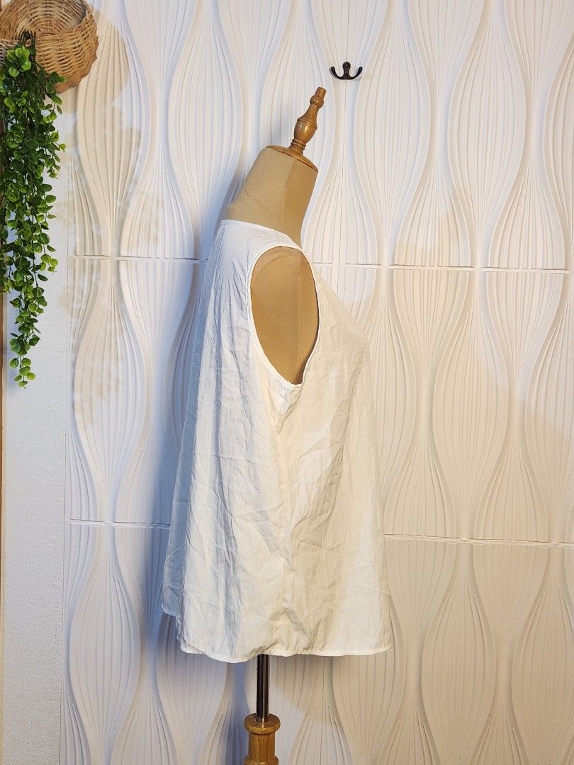 White sleeveless (Category: Sleeveless) located in Marikina City. Submitted by KanamiFinds (Listing ID 1461062315, Image 2). Description: Bust: 42 inches Length: 24 inches from the shoulders.