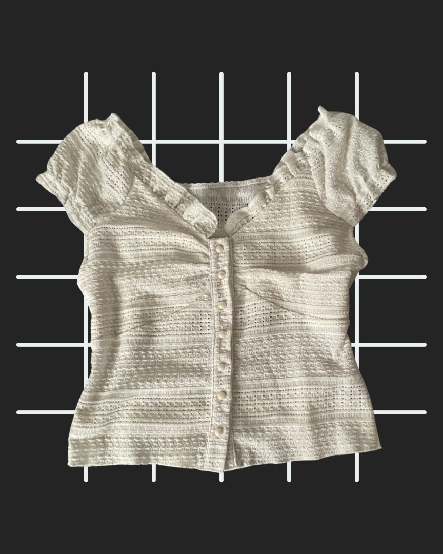 White Sleeveless Button-Front Blouse (Category: Blouses) located in Manila. Submitted by 2.nthral (Listing ID 1461071242, Image 1). Description: ★ ★ READ BEFORE BUYING ★ ★ This is a pre-loved item. Item is in good condition, unless otherwise stated. Manage expectations. DESCRIPTION: ◦ Size: M-L Mode of Payment: Cash (For meet-up only), GCash, Maya, Instapay Mode of Delivery: Meet-up (LRT-2 Legarda Station), or Delivery (Fee to be covered by buyer