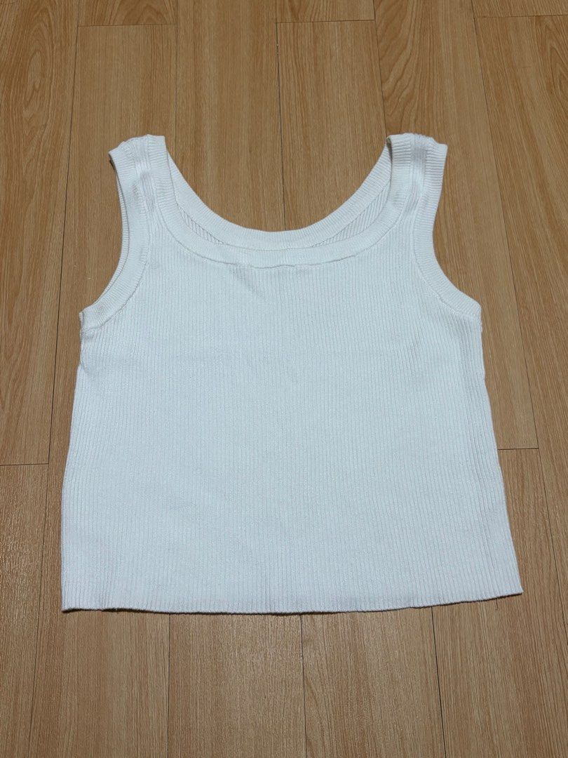 White top (Category: Sleeveless) located in Pasig City. Submitted by alyannamm (Listing ID 1461090353, Image 1). Description: Preloved so manage your expectations. Looks as new. Mop:gcash/gotyme/maribank mod: lalamove/grab/lbc *discounts for same day delivery orders meet ups are also available.