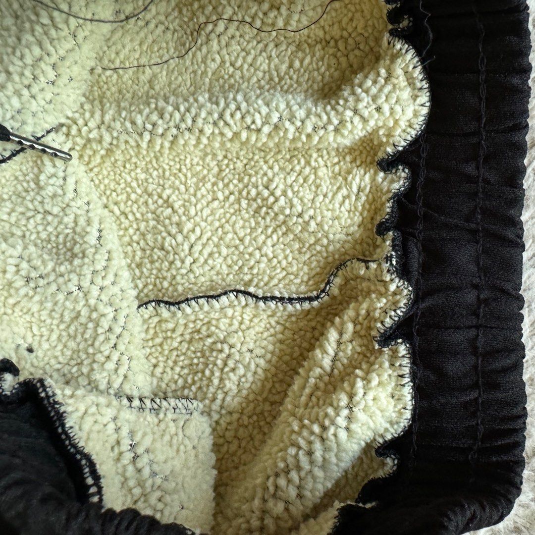Winter Pants Small and Large size (Category: Other Bottoms) located in Taytay. Submitted by casaesguerra (Listing ID 1461010170, Image 3). Description: -used once only when we went to the states -available -small size 1black 1gray -large 1 black -390 each 2 for 550 - Comfortable elastic waistband with adjustable drawstring - Convenient front pockets - Cuffed ankles for a snug fit - Ideal for lounging , winter .