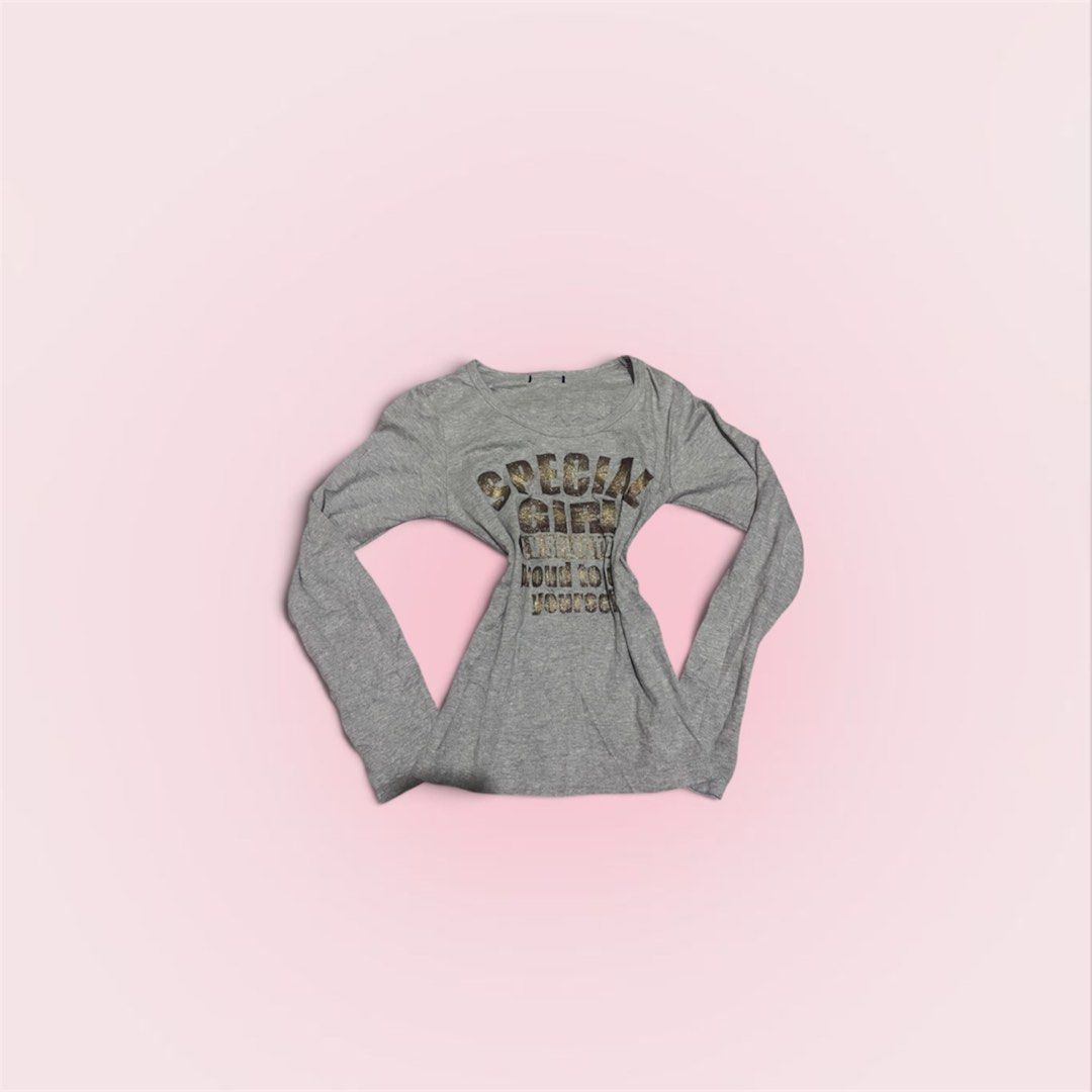 Women’s Gray Sweater | Y2K (Category: Coats, Jackets and Outerwear) located in Manila. Submitted by mxnlessandra (Listing ID 1461023507, Image 1). Description: 15 x 22 x 23 (sleeves) Cut neck tag, but no other issues — MOP: GCash only — MOD: J&T or Lalamove — DF c/o of buyer — Location: Baguio City — Can VC for assurance.