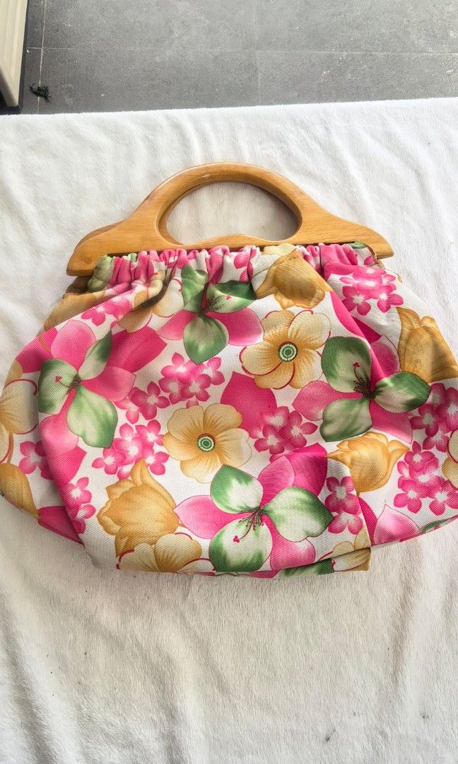 Wooden handle flower handbag (Category: Beach Bags) located in Tuguegarao City. Submitted by zenphoenix-7ad615 (Listing ID 1460971012, Image 2). Description: Pretty wooden handle 13.5 by 10.5 inches.