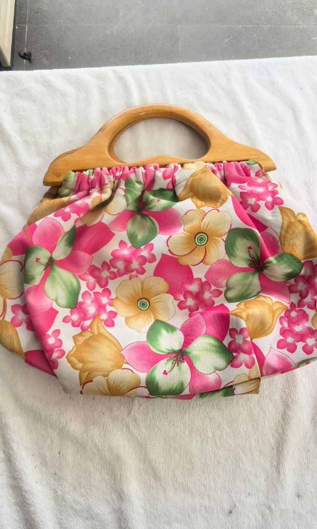 Wooden handle flower handbag (Category: Beach Bags) located in Tuguegarao City. Submitted by zenphoenix-7ad615 (Listing ID 1460971012, Image 1). Description: Pretty wooden handle 13.5 by 10.5 inches.