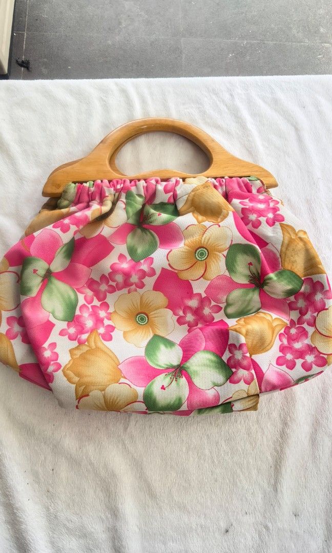 Wooden handle flower handbag (Category: Beach Bags) located in Tuguegarao City. Submitted by zenphoenix-7ad615 (Listing ID 1460971012, Image 3). Description: Pretty wooden handle 13.5 by 10.5 inches.