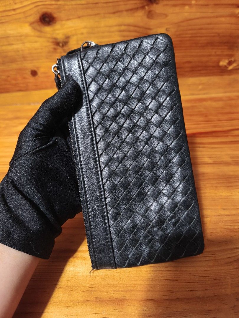 Woven leather wristlet (Category: Clutches) located in Baguio. Submitted by queenlyne_vintage_rare_finds (Listing ID 1461024322, Image 3). Description: .