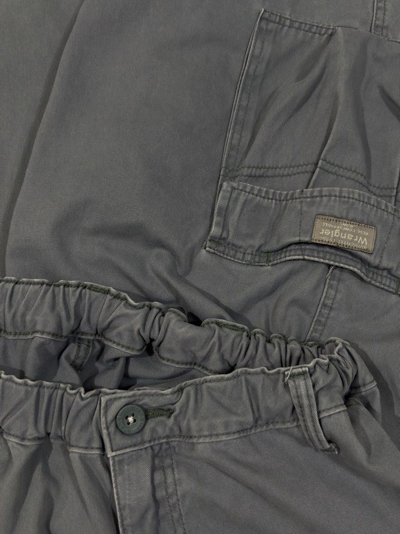 Wrangler Cargo Jorts (Category: Shorts) located in Manila. Submitted by schizxa (Listing ID 1461108243, Image 3). Description: Wrangler Cargo Jorts ₱300+SF | Make an offer for better deals. •Waistline: 32-40 Stretchable Freesize. •Length: 24 •Hem: 14 •Condition: Excellent •Issue: None / Cut tag & Washtag. 📍Pasig Located..