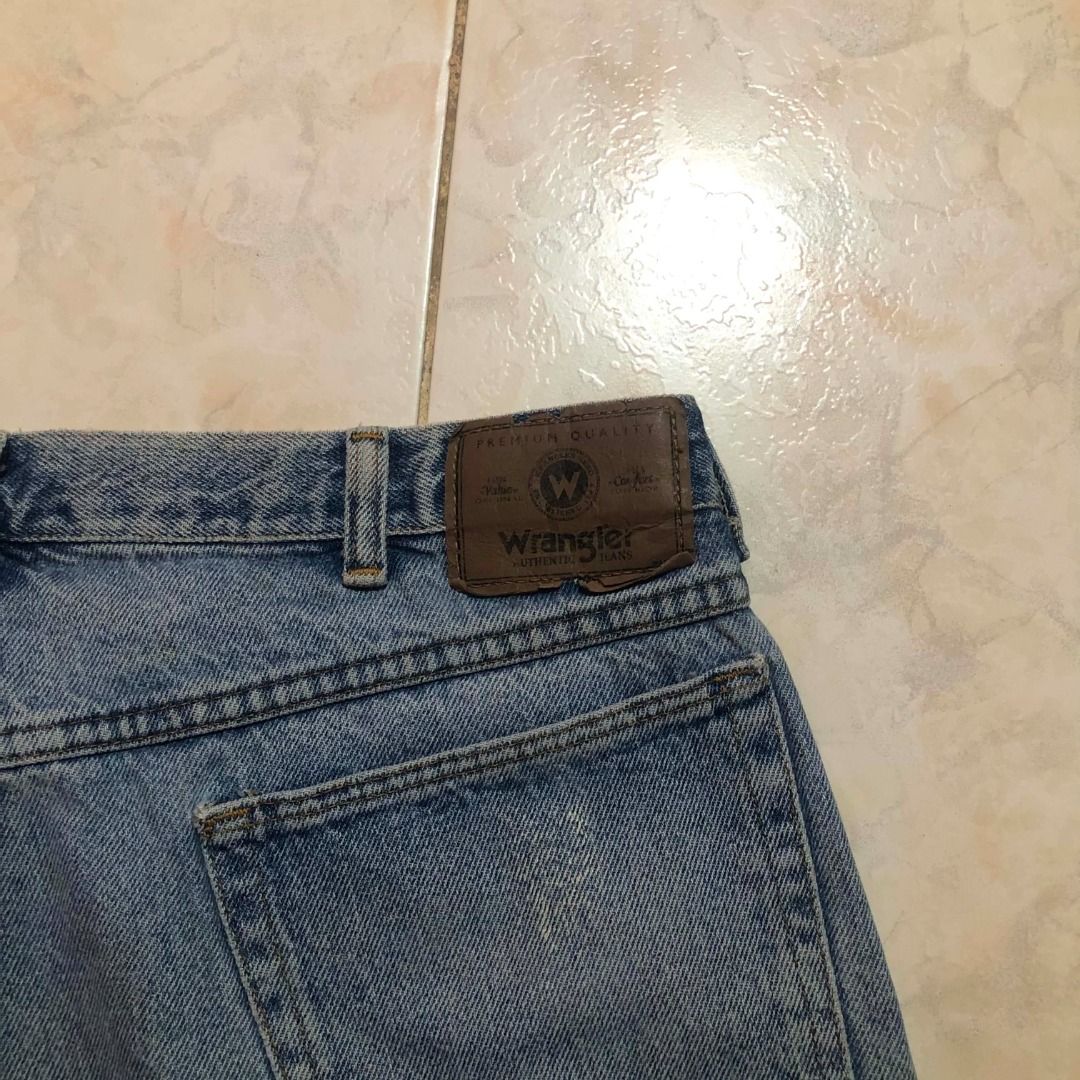 WRANGLER DENIM SHORT (Category: Shorts) located in Caloocan City. Submitted by warmfalcon.74f8b8 (Listing ID 1461047979, Image 2). Description: WRANGLER DENIM JORTS Waist:38 Length:21 Issue: With repair mark and wrangler patch minimal fading 350 plus sf.