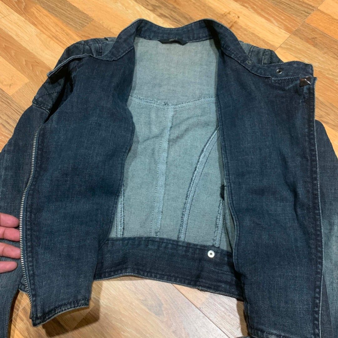 Y2k biker denim jacket (Category: Coats, Jackets and Outerwear) located in Valencia. Submitted by kentmorgia.462 (Listing ID 1461035526, Image 3). Description: .
