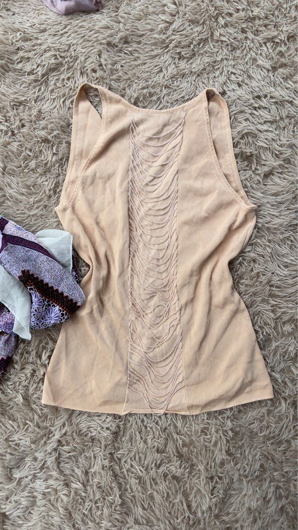 Y2K top (Category: Sleeveless) located in La Trinidad. Submitted by ariane_lyka12 (Listing ID 1460924439, Image 2). Description: .