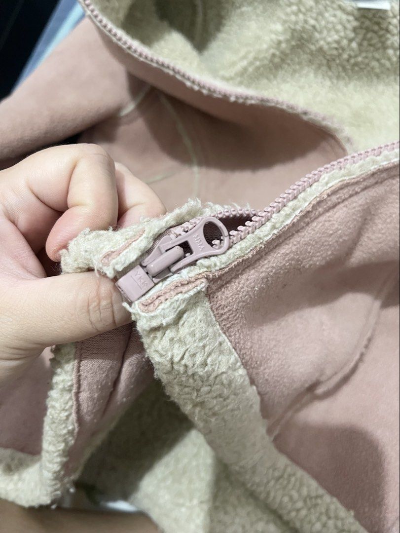 Y2k Vintage Old Navy Sherpa Jacket DUSTY PINK (Category: Coats, Jackets and Outerwear) located in Manila. Submitted by goldenprngs101 (Listing ID 1461109627, Image 3). Description: Y2K Old Navy Sherpa Jacket 🤎 Size M on tag Measurements: 20.5” length × 17” pit-to-pit YKK zipper • Made in Vietnam • Sherpa lined Cute dusty rose/pink color with contrast stitching Perfect for Y2K / vintage fits ✨ Price is slightly negotiable..