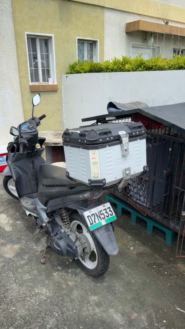 Yamaha Mio mxi 125 2017 (Category: Motorbikes for Sale) located in Manila. Submitted by jxvnshop (Listing ID 1460936943, Image 3). Description: Yamaha Mio mxi 125 2017 scooter. Grey and black colorway. Comes with a large top box for storage. Odometer shows 52018 km. Ready for your daily rides. Great for commuting or deliveries..
