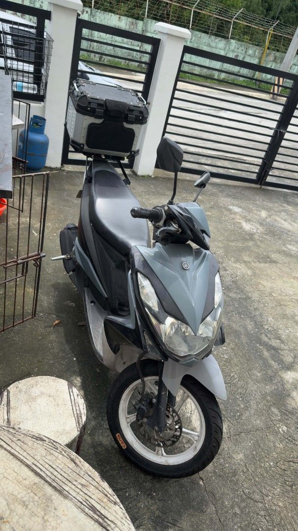 Yamaha Mio mxi 125 2017 (Category: Motorbikes for Sale) located in Manila. Submitted by jxvnshop (Listing ID 1460936943, Image 2). Description: Yamaha Mio mxi 125 2017 scooter. Grey and black colorway. Comes with a large top box for storage. Odometer shows 52018 km. Ready for your daily rides. Great for commuting or deliveries..